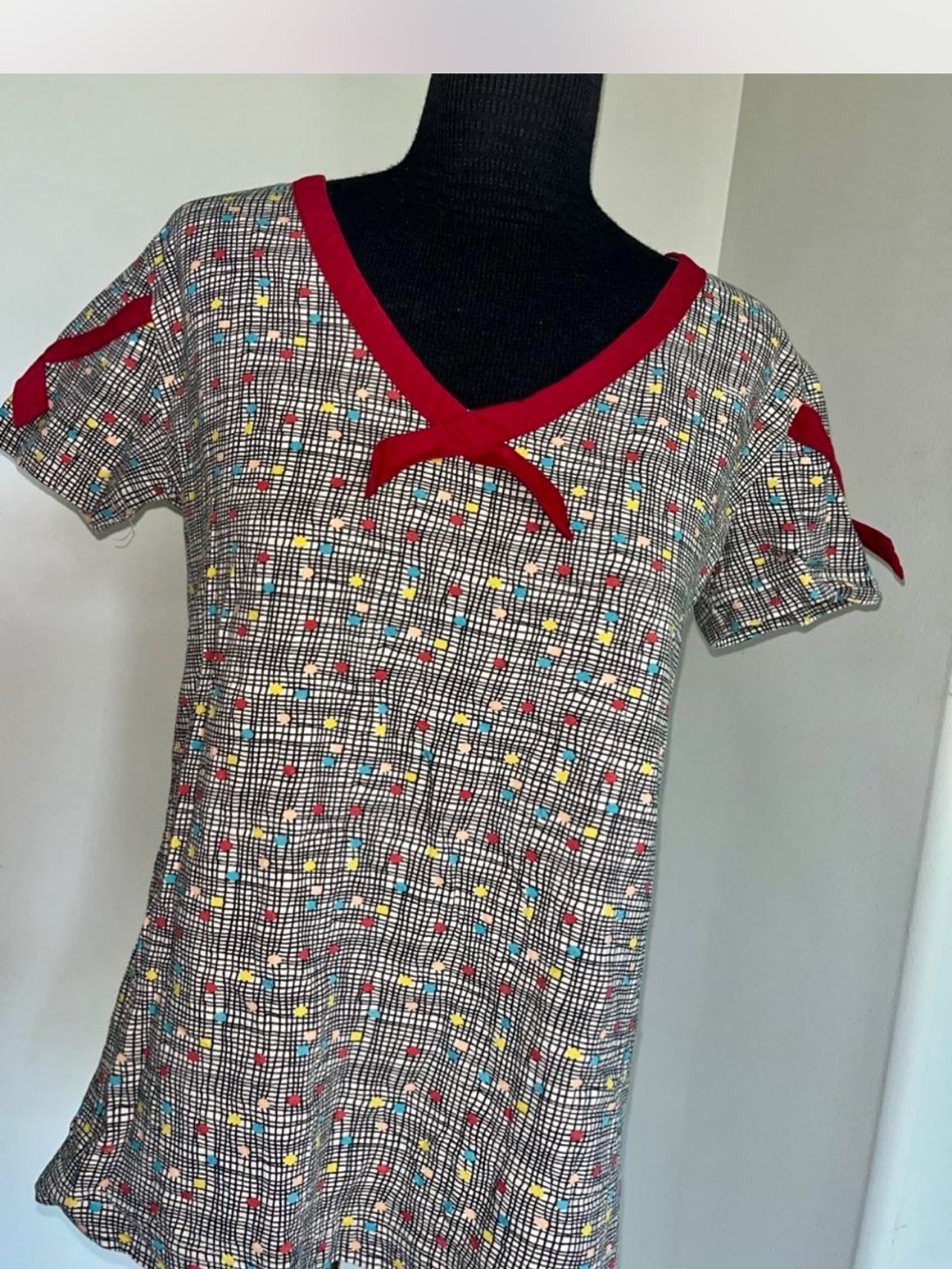 Effie's Heart Multicolor Dot-Print V-Neck Top with Red Trim M Excellent Cond.